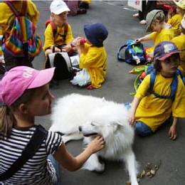 Grossspitz-Wotan-im-Kindergarten-02