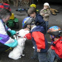 Mittelspitz-Bonnie-mit-Kindern